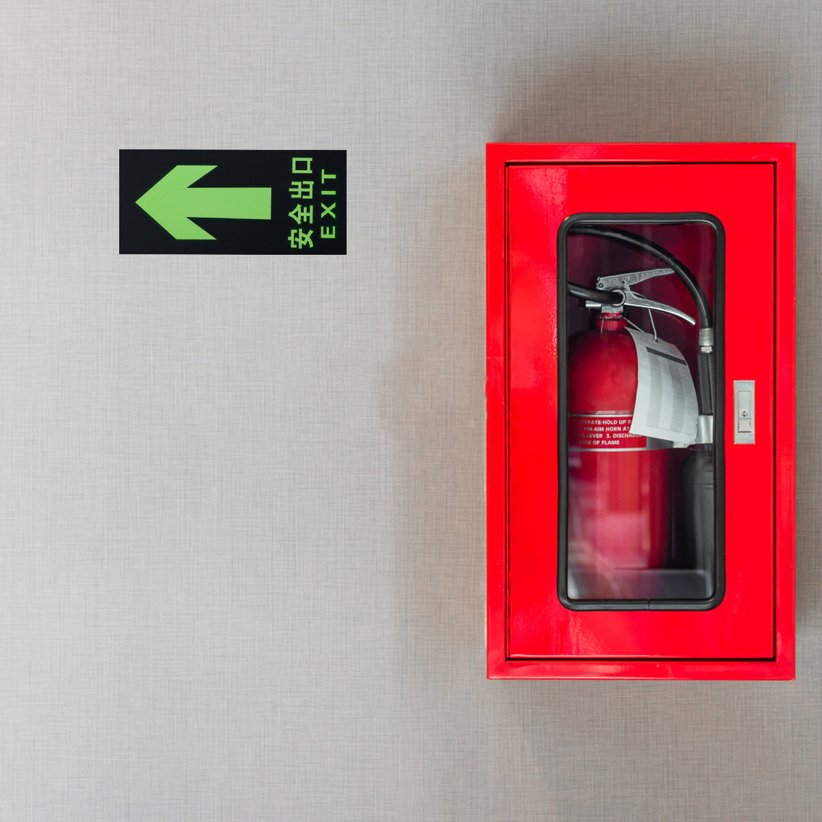 8 szt. Świecące naklejki na śc – Emergency Exit Sign recenzja i cena